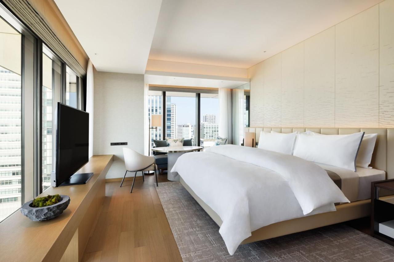 Corner King Room with City View