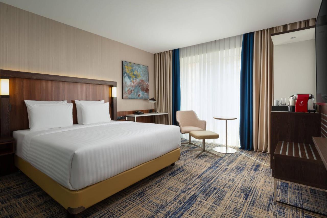Suite with 1 King, Sofa bed, City view