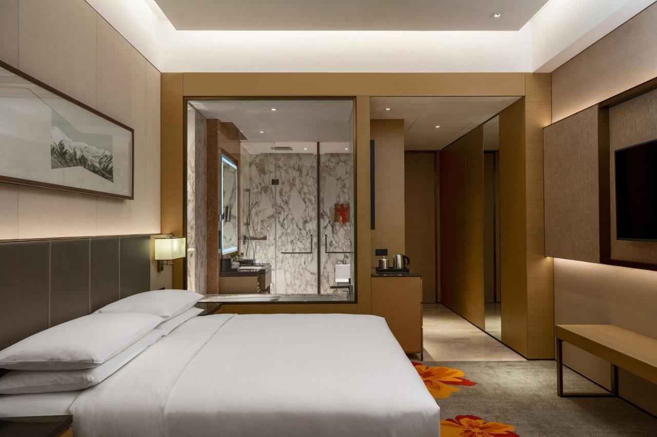 CLUB, Club lounge access, Guest room, 1 King, City view