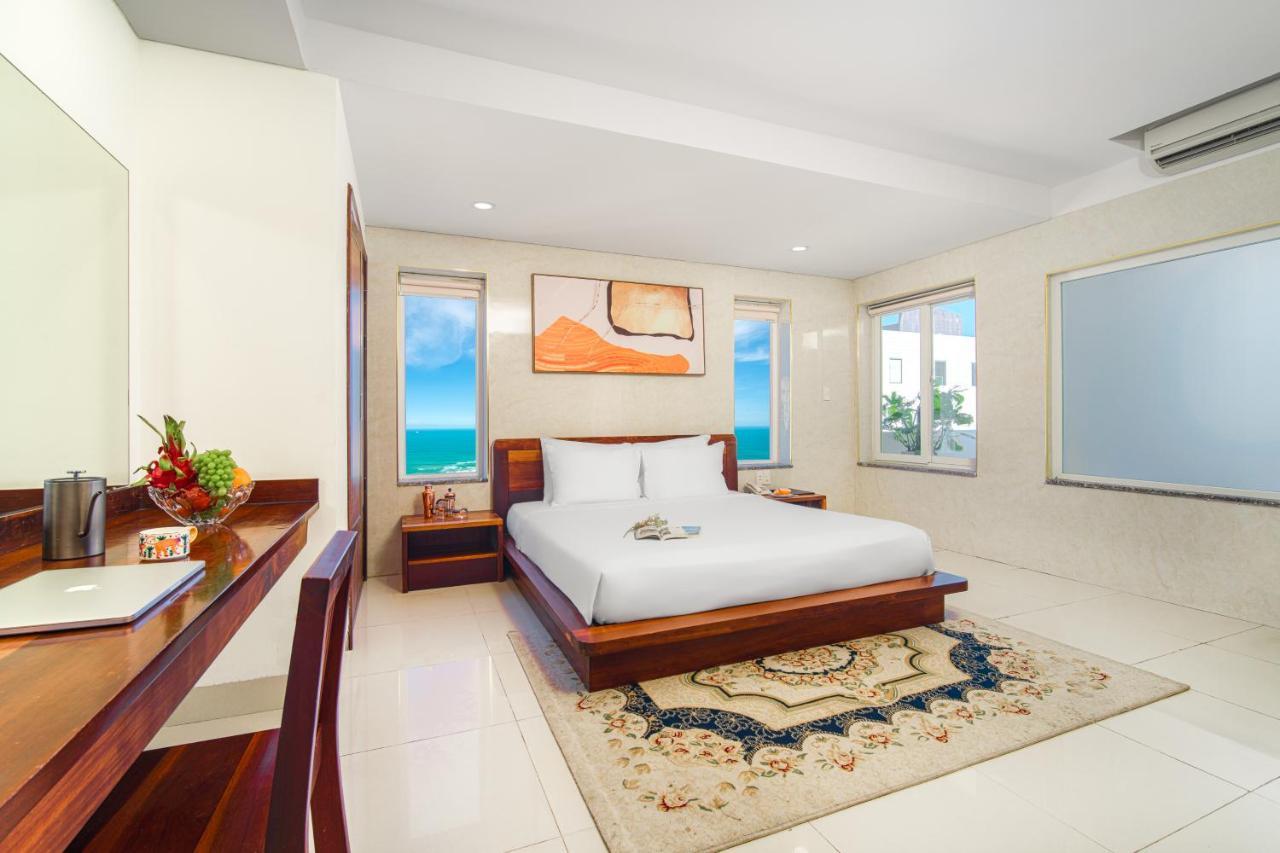 Deluxe Double Room with Side Sea View