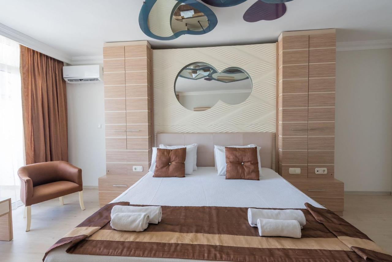 Suite with Mountain View
