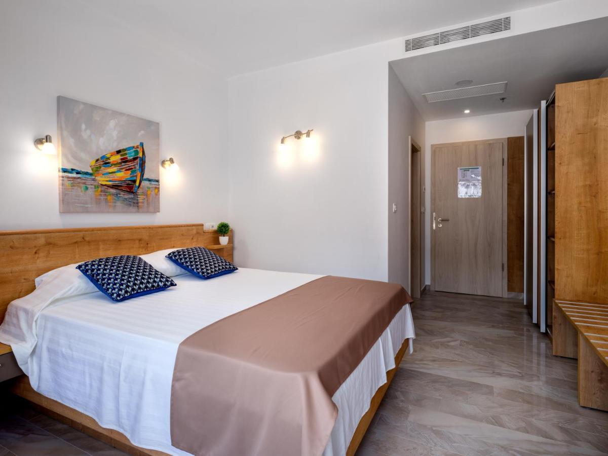 Triple Room with Terrace
