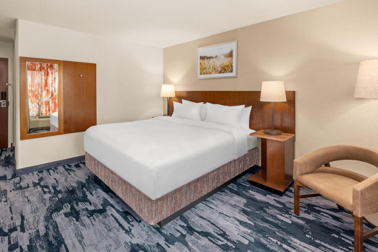 King Room with Adapted Tub - Mobility and Hearing Accessible