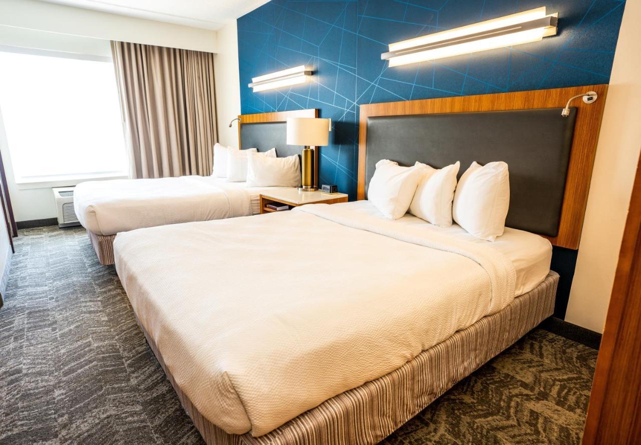 Queen Suite with Two Queen Beds, Bathtub and Trundle Sofa - Mobility Access/Hearing Accessible