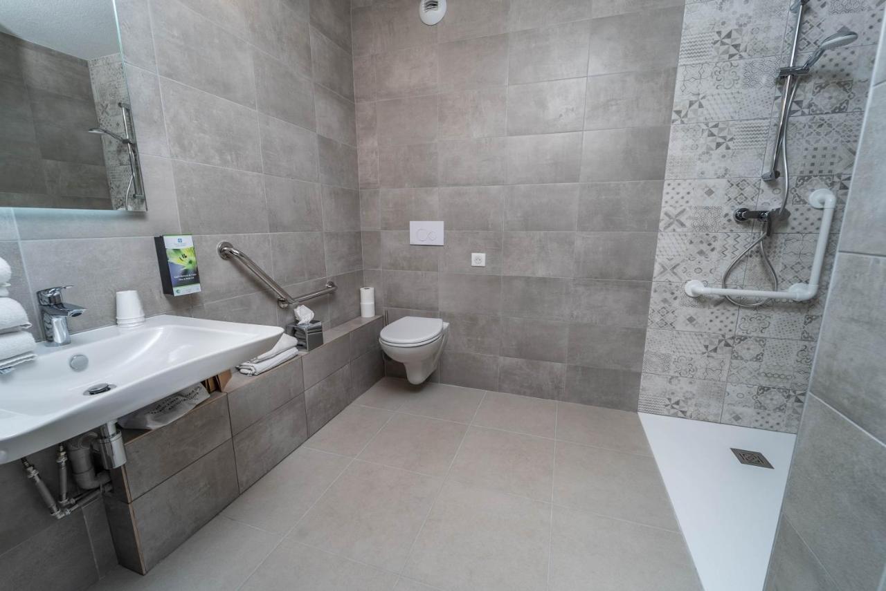 Standard Room with One Double Bed and One Single Bed