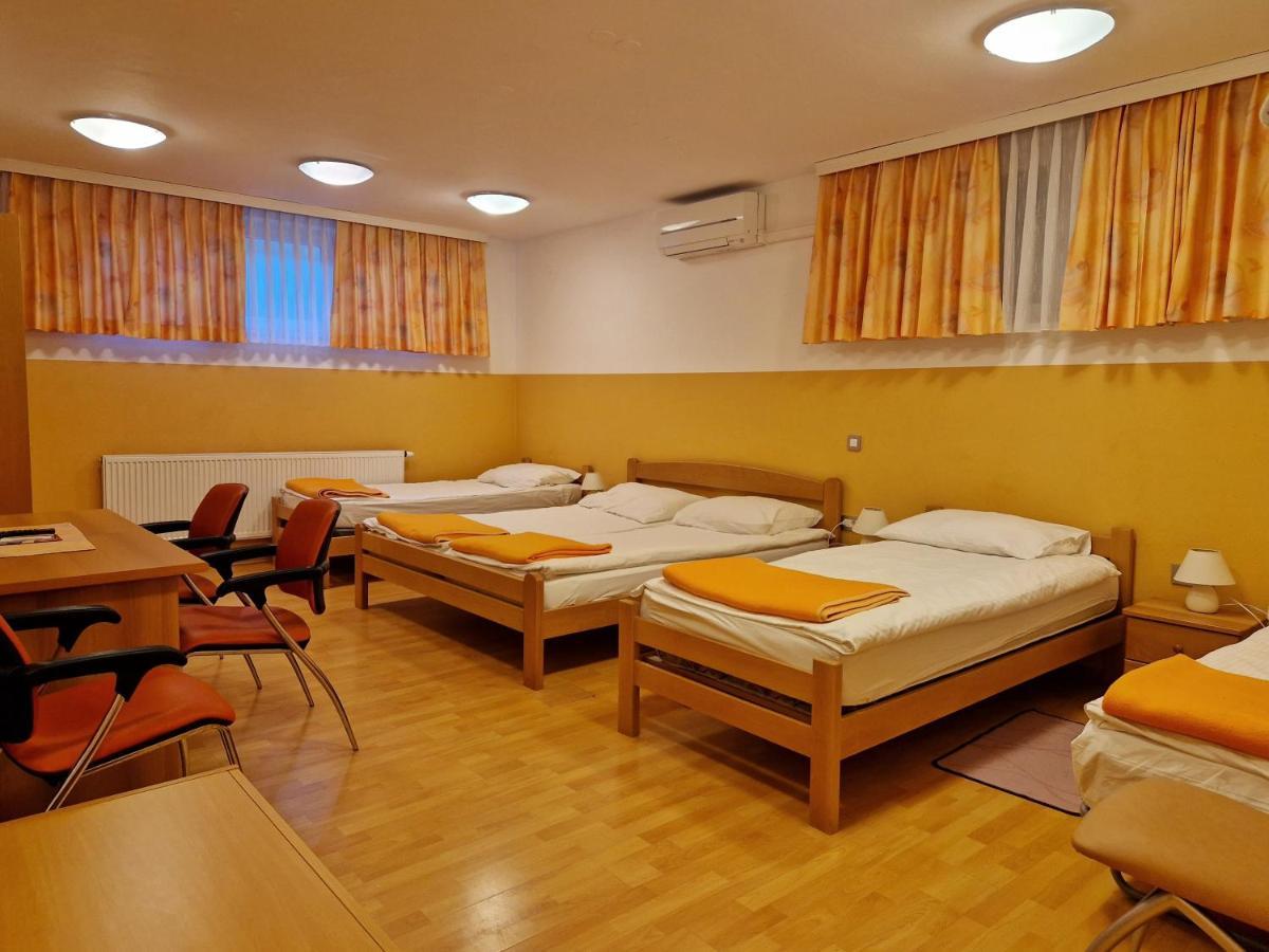 Economy Quintuple Room with Shared Bathroom - Basement