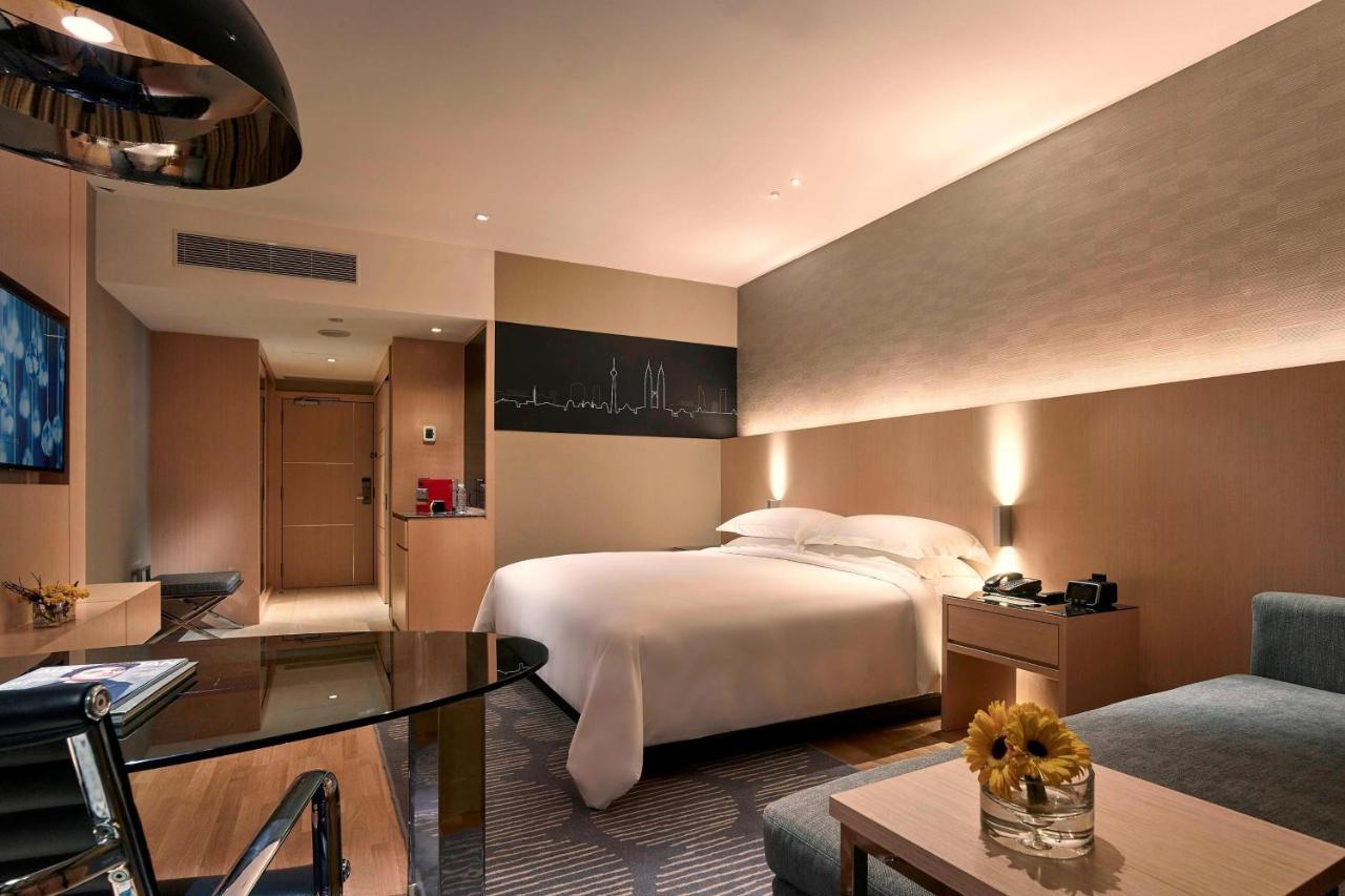 Deluxe King Room with Club Lounge Access