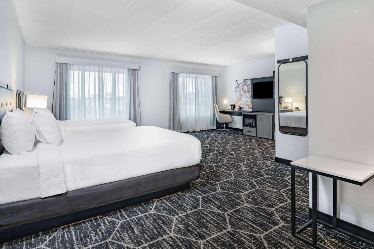 Business Queen Room with Two Queen Beds - Non-Smoking