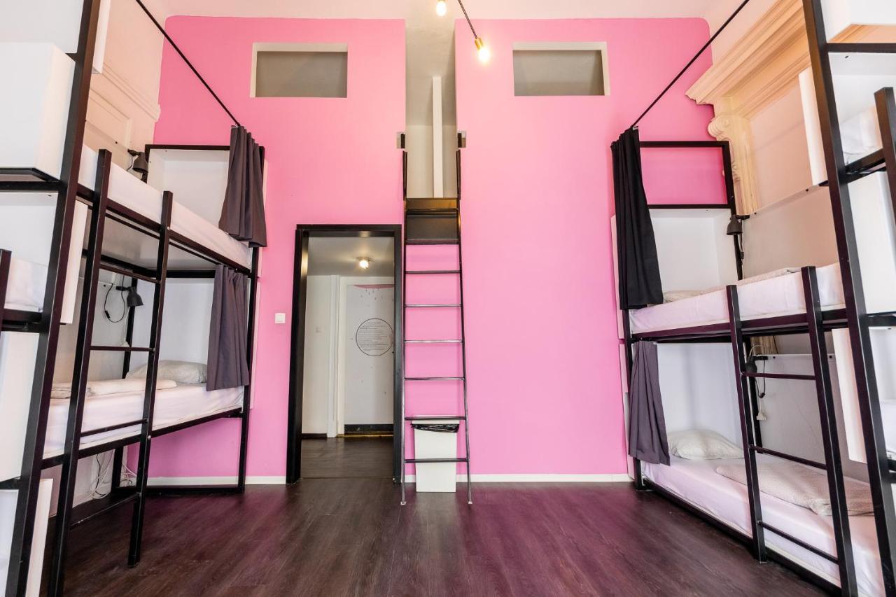 Bed in 10-Bed Dormitory Room with Private Bathroom
