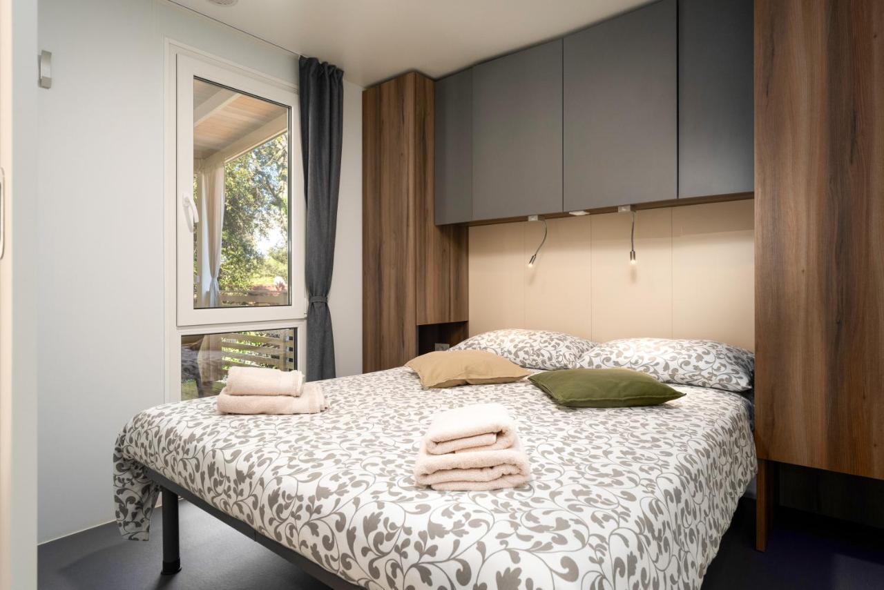 Deluxe Two-bedroom Mobile Home with Hot Tub