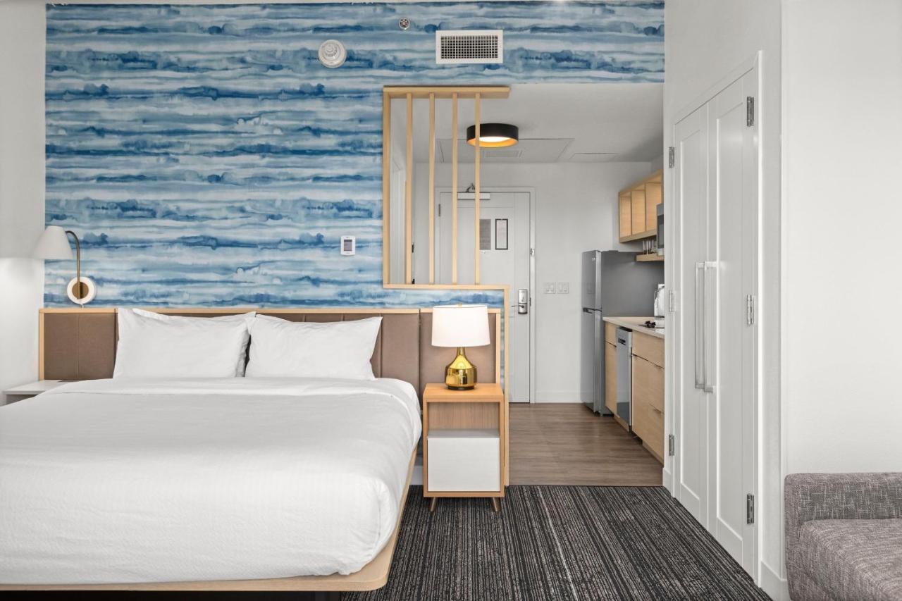 Studio King Room with Balcony - Hearing Accessible