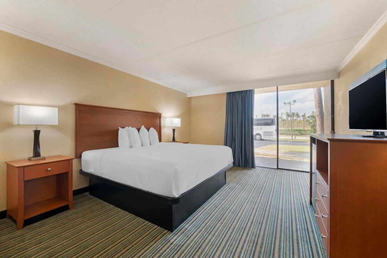 King Room with Balcony - Non-Smoking