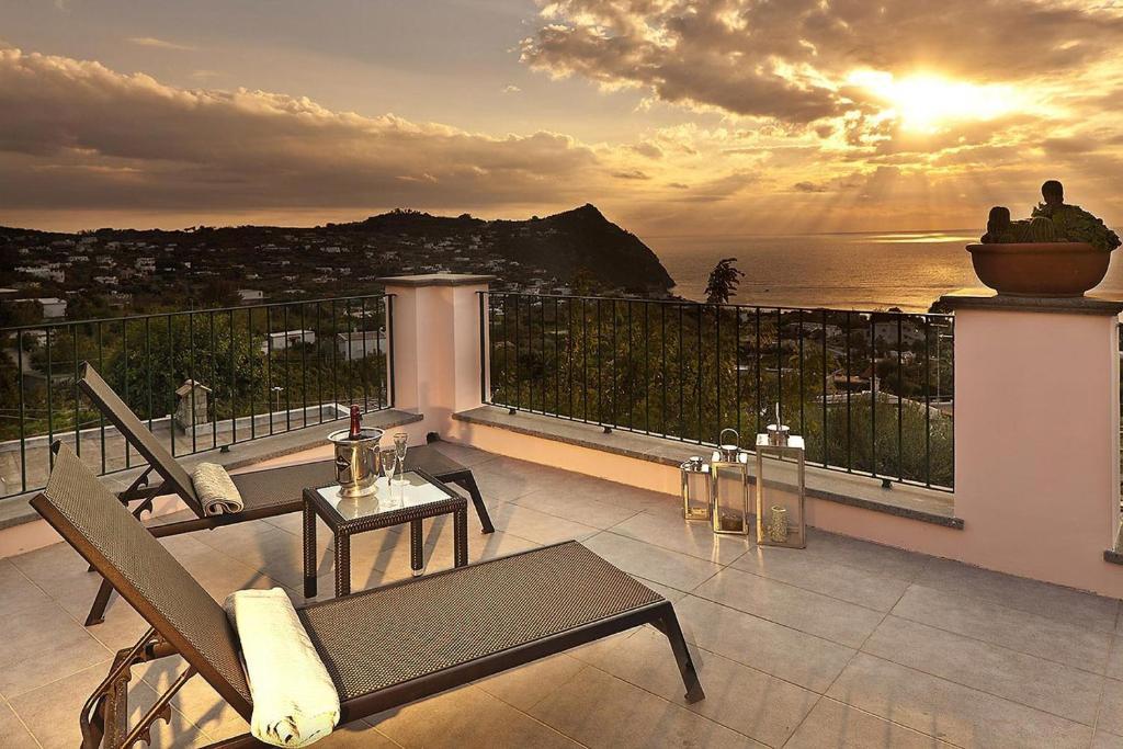 Deluxe Double Room with Balcony and Sea View