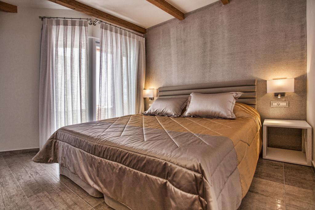 Classical One-Bedroom Suite-Semi Basement