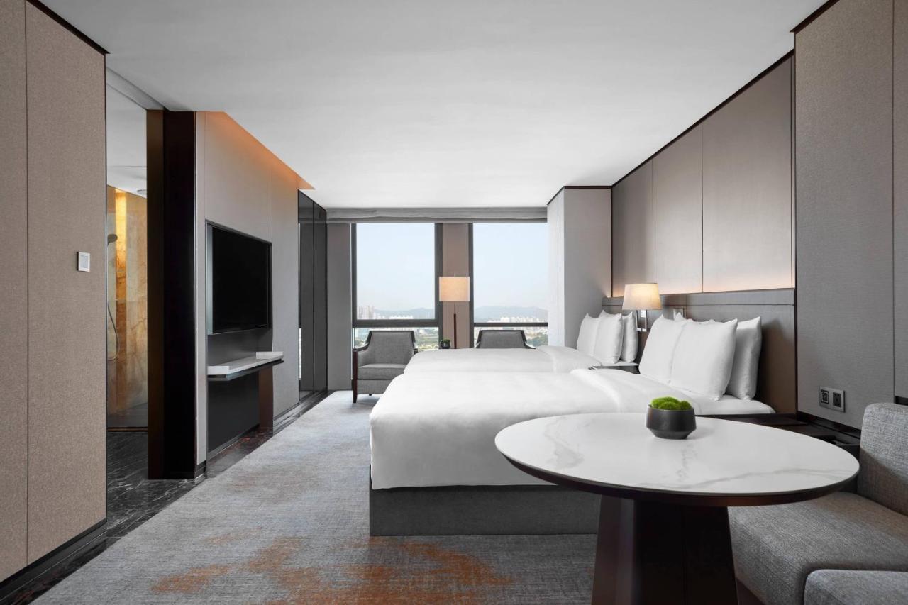 Deluxe Room with Two Double Beds - High Floor