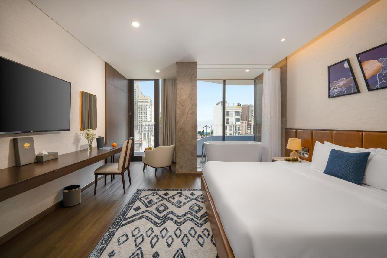 Deluxe Bathtub with Balcony and City View - High Floor