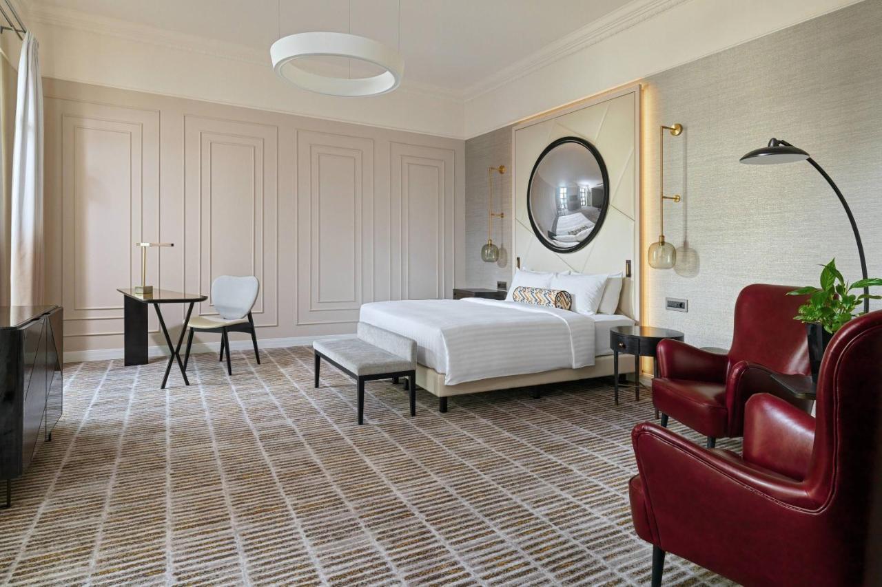 Junior Suite, Executive lounge access, 1 King, Sofa bed