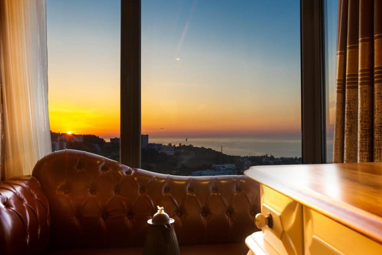 Deluxe King Suite
