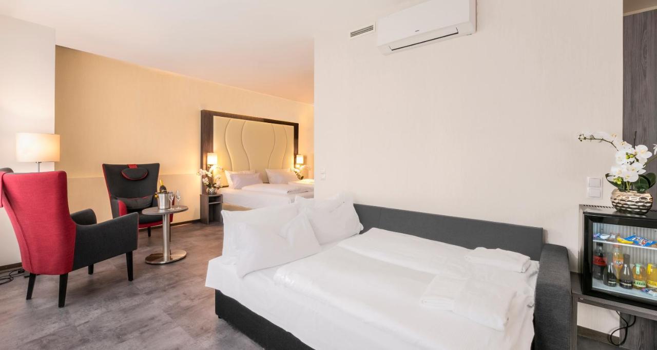 One-Bedroom Junior Suite with One Double and One Single Bed - Sofa Bed