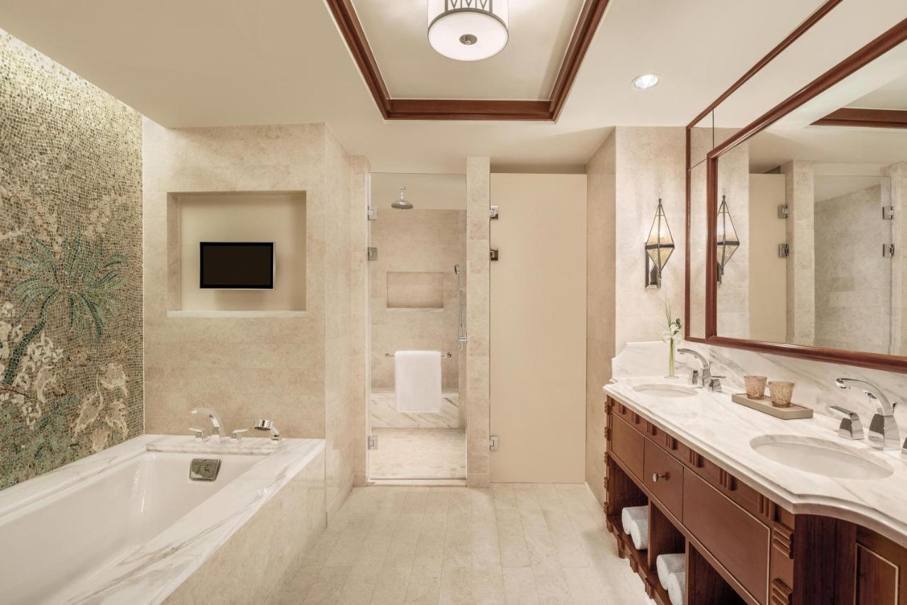Grand Deluxe, Larger Guest room, 1 King, Partial Nile view