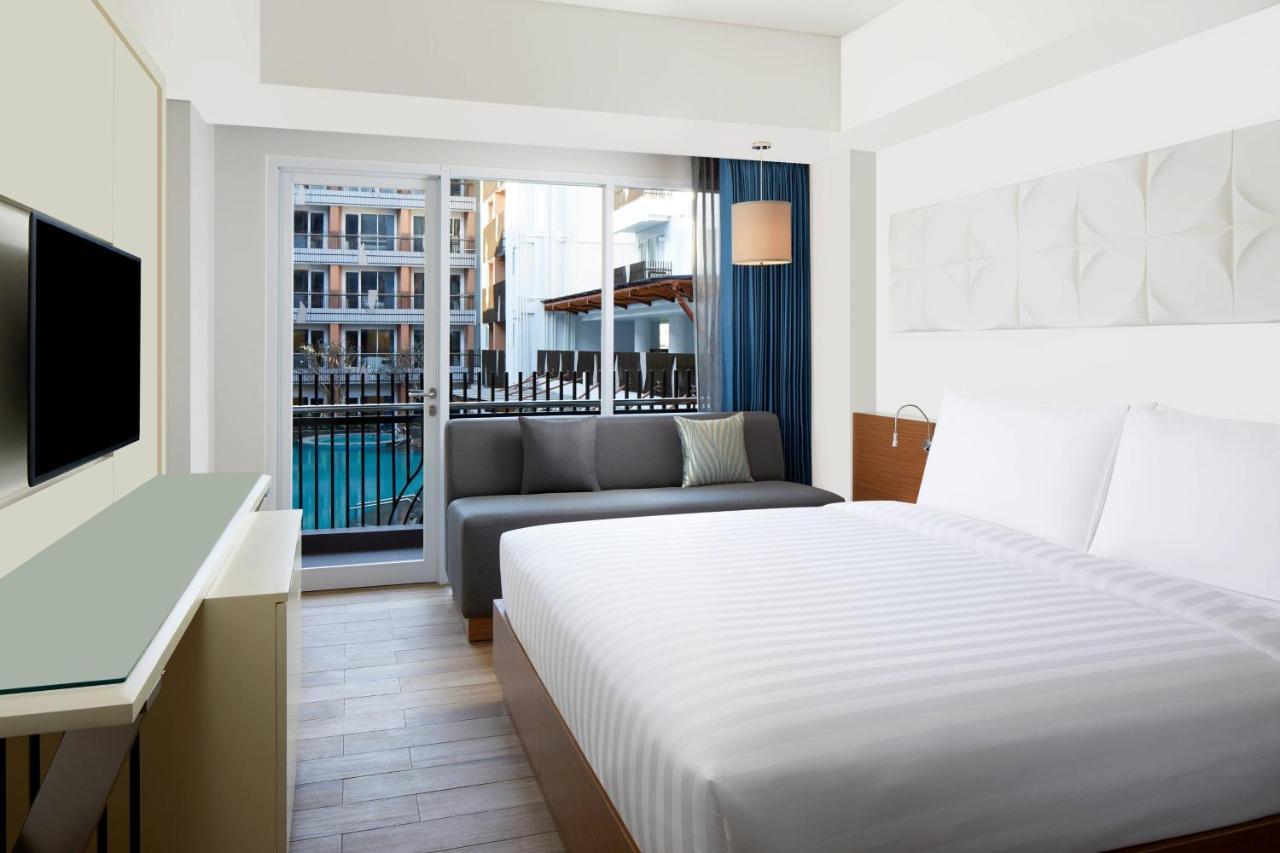 Deluxe Pool View, Guest room, 1 Queen, Pool view