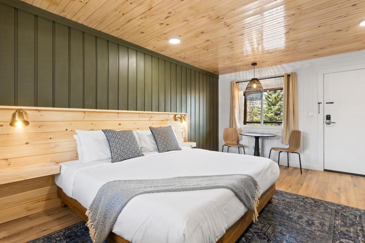 Standard Room with King Bed