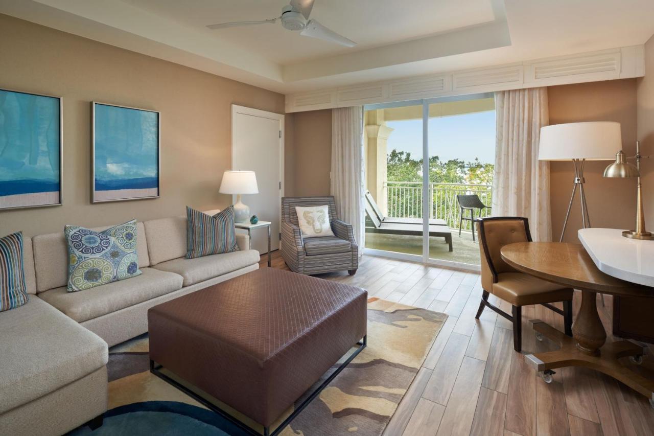 Bay Front Suite 1 Bedroom Suite 1 King Sofa bed Balcony
