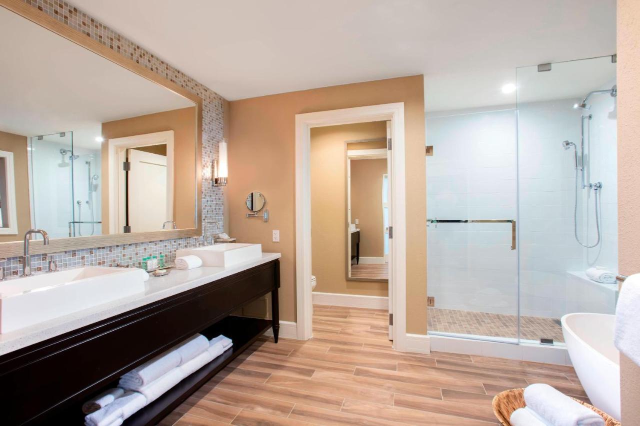 Bay Front Suite 1 Bedroom Suite 2 Queen Sofa bed Balcony