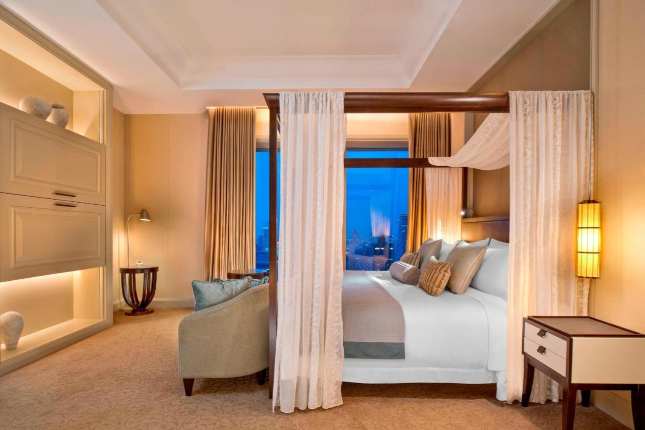 Corner Royal King Suite with Skyline View