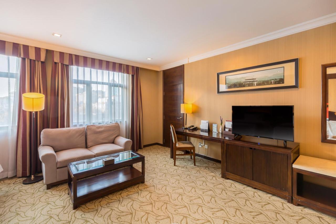 Deluxe Family Room