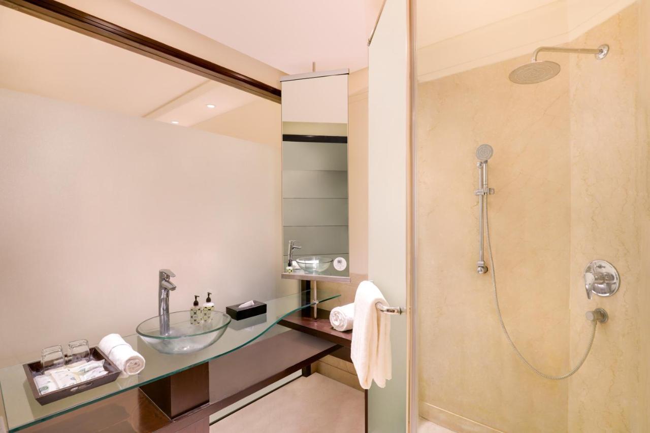 Deluxe King or Twin Room with 1+1 (Happy hours from 5 PM to 9 PM) and 2 Pcs of Laundry complimentary per room per stay
