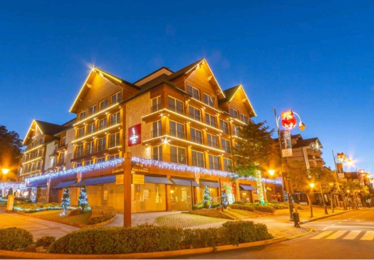 1 Queen Bed and 2 Single Beds, Family Room