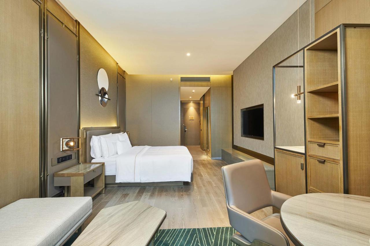 CLUB, Club lounge access, Guest room, 1 King, City view