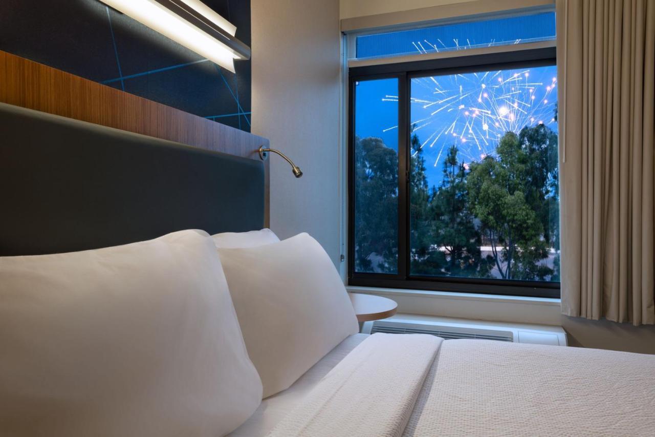 Queen Suite with Two Queen Beds, Fireworks View and Trundle Sofa