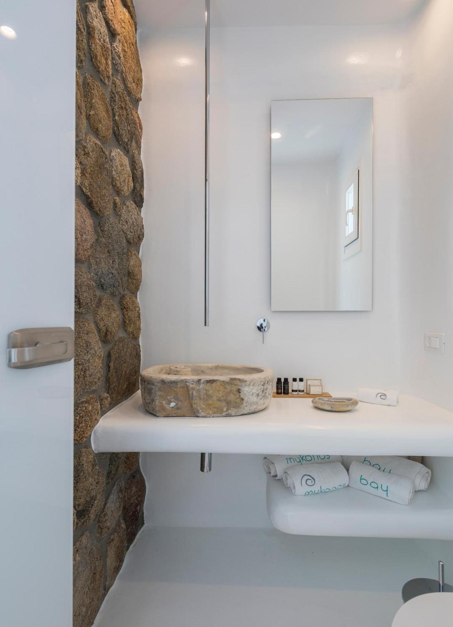 Private Luxury Two-Bedroom Art Suite with Outdoor Hot Tub, Sea View & Private Pool - Annex