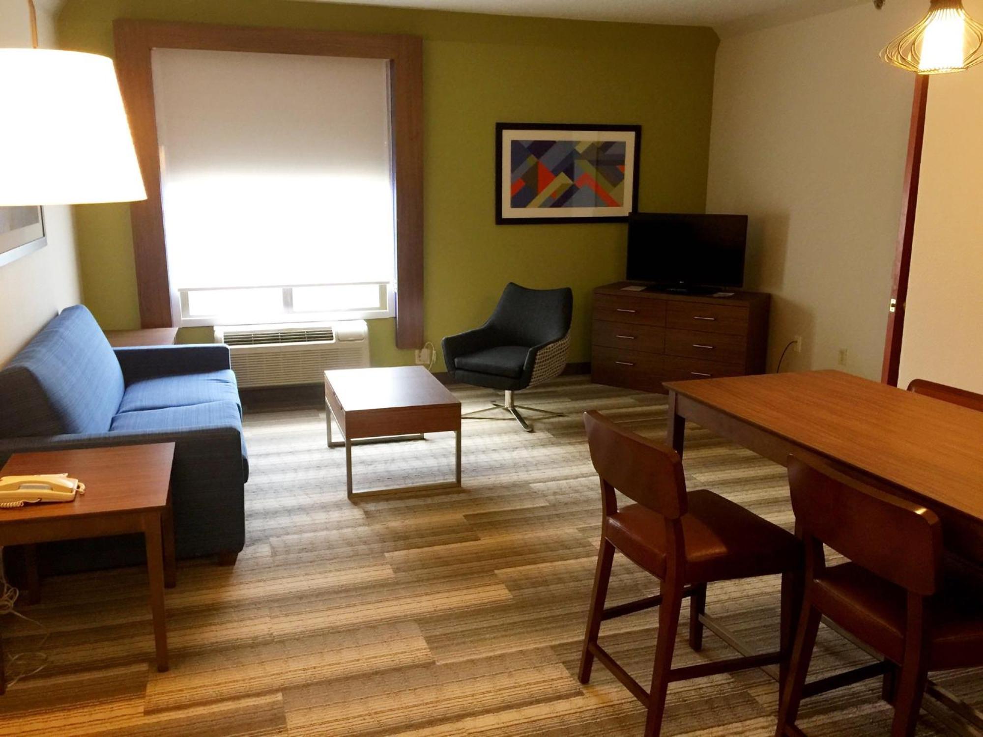 Queen Suite with Roll-In Shower - Disability Access