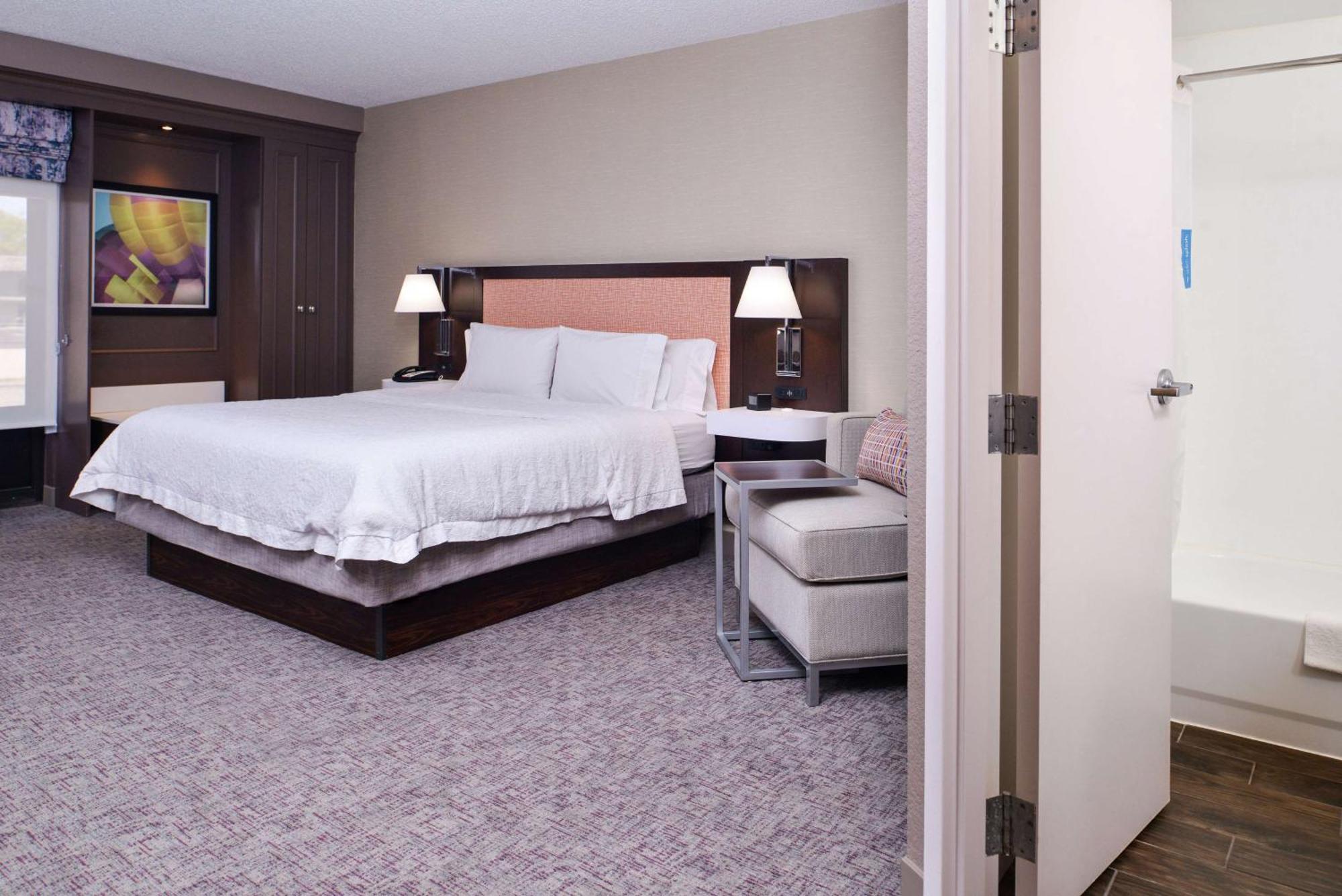 King Room with King Bed - Non-Smoking