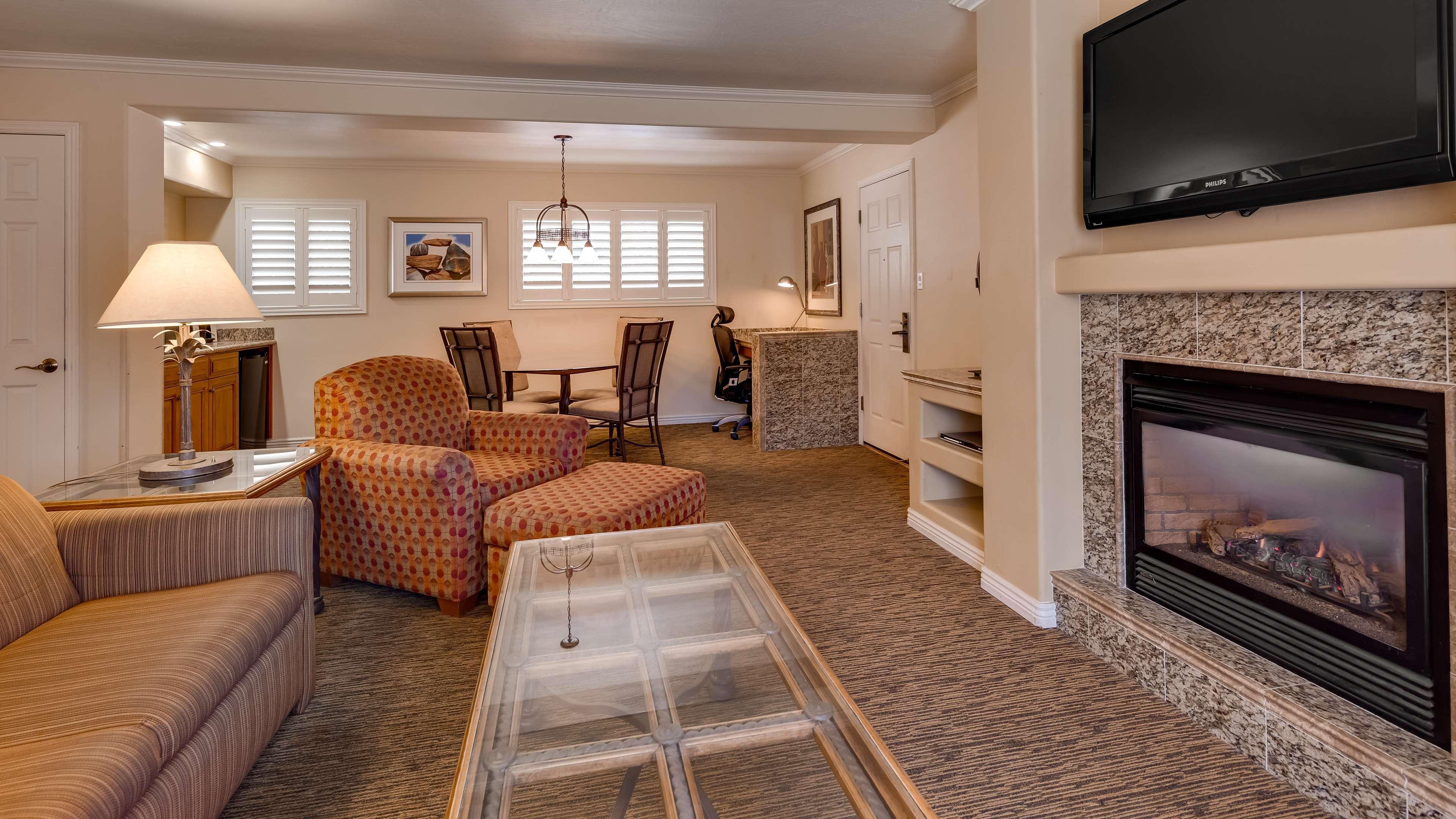 Two-Bedroom Cottage with Fireplace - Non-Smoking