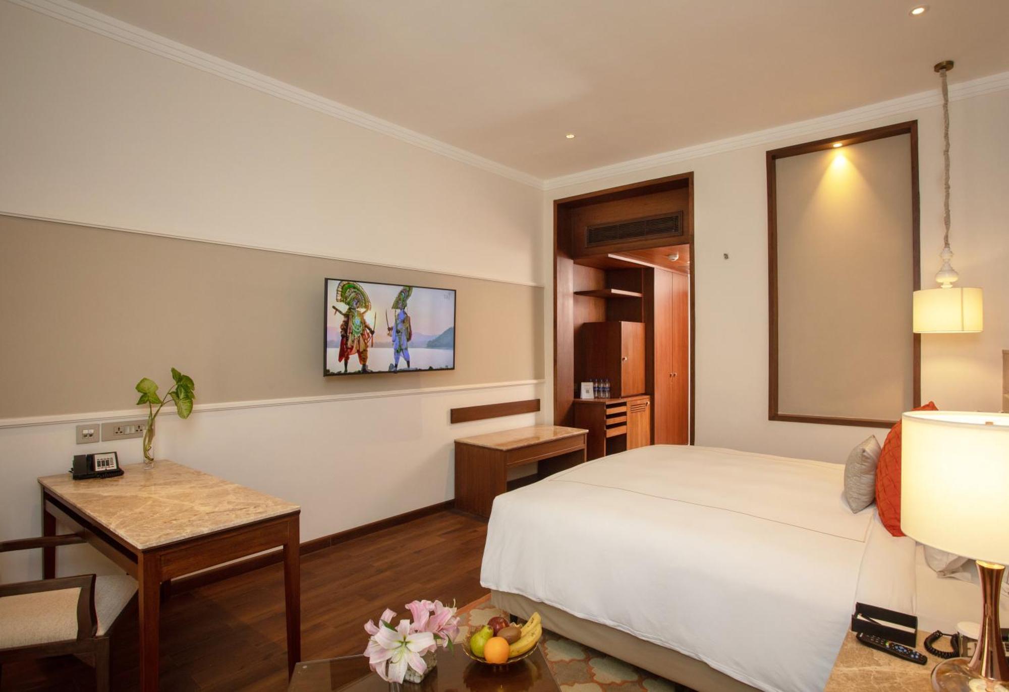Superior Room King Bed Pool View