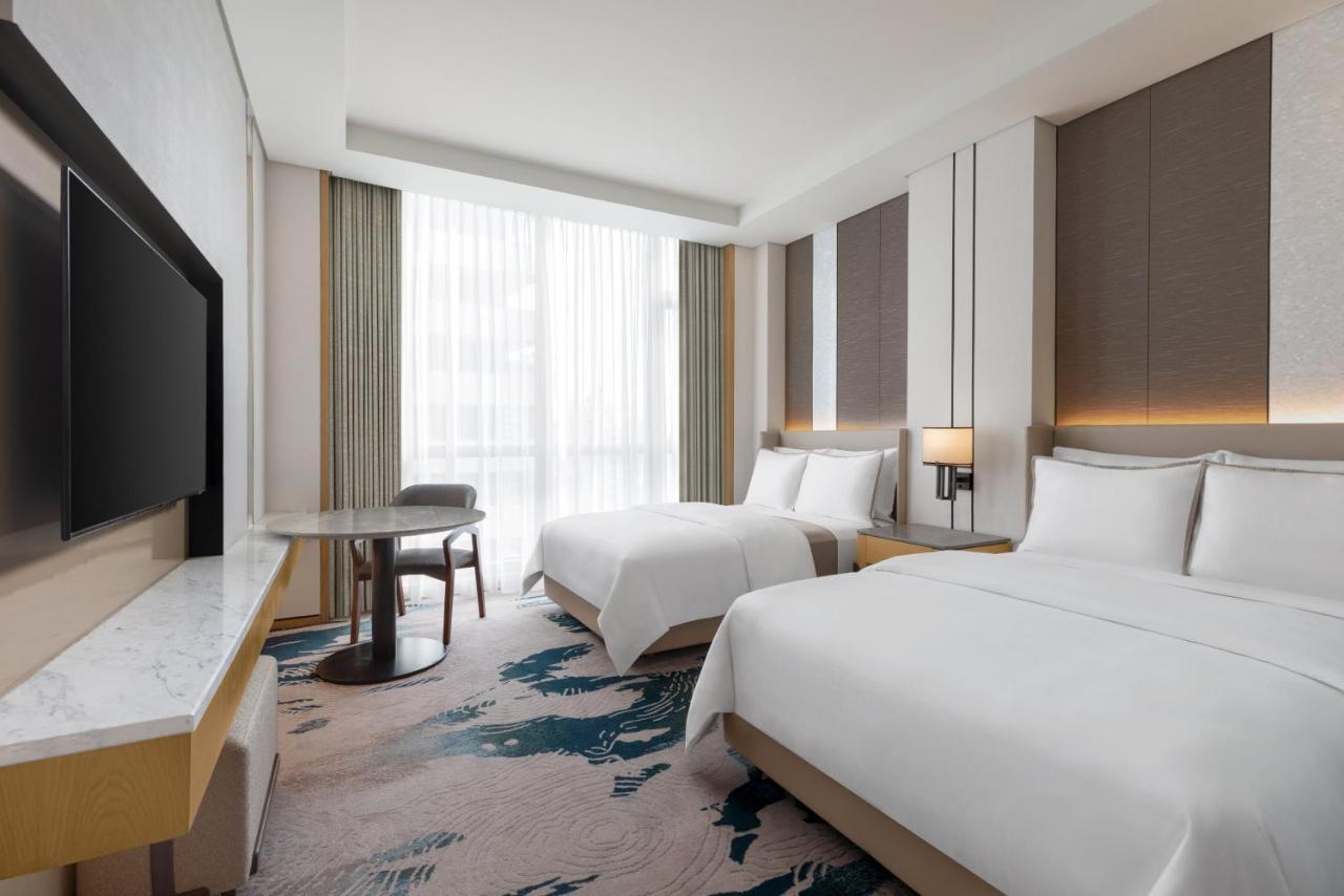 Double Room with Two Double Beds and Skyline View - Club Lounge Access