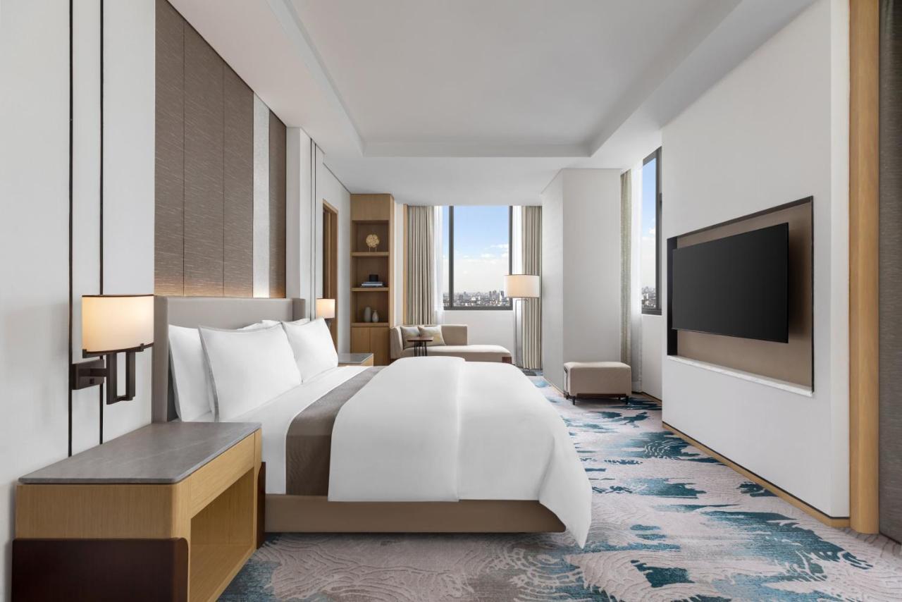 King Room with Skyline View - Club Lounge Access