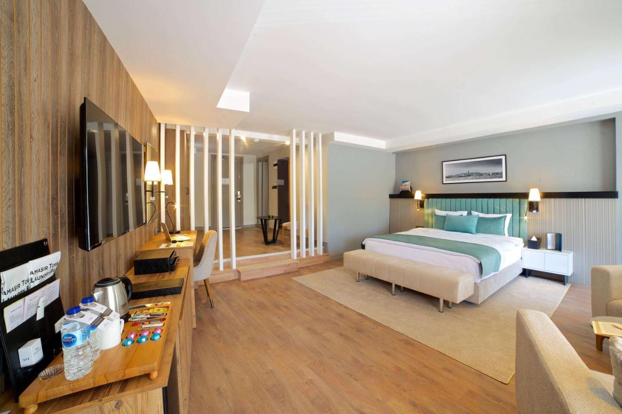 Suite with Jetted Tub