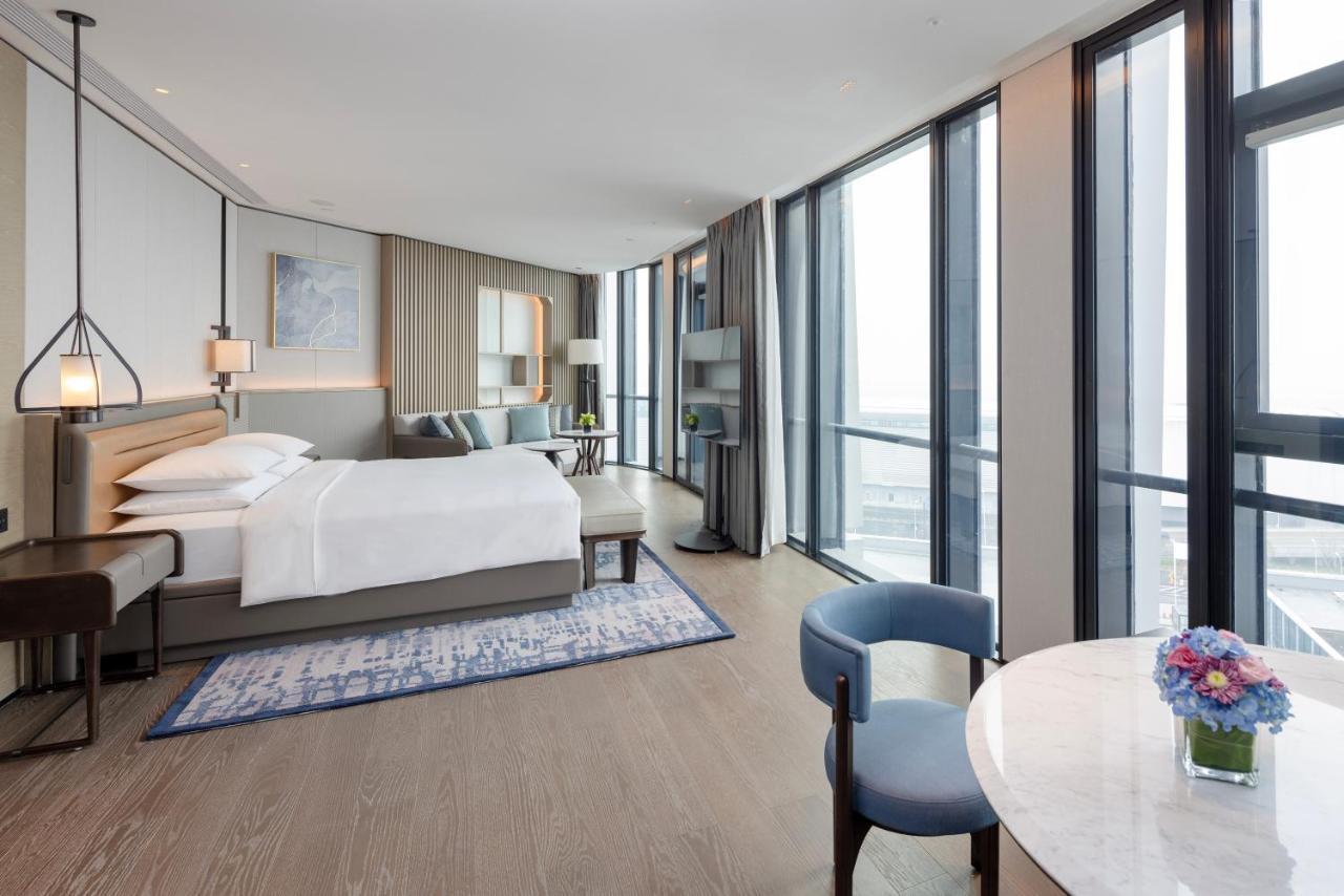 Deluxe King Room with Club Acces