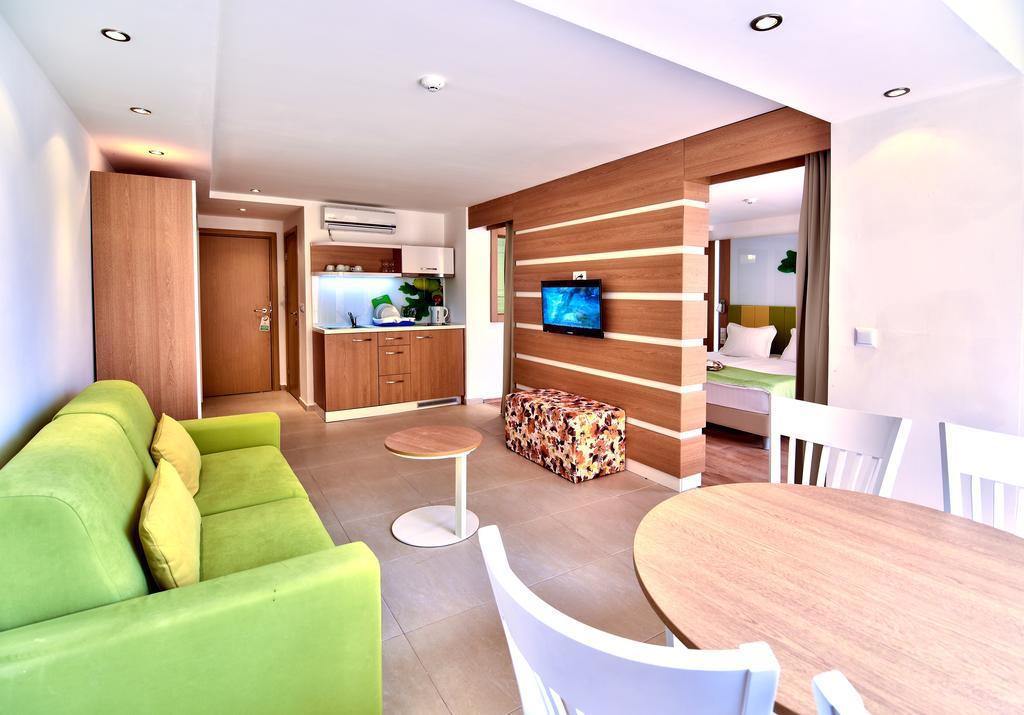 Deluxe Studio with Balcony (2 Adults) - Paid Parking