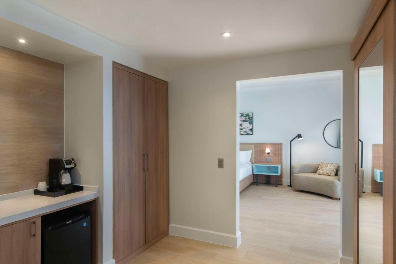 King Room with Roll-In Shower - Mobility Access
