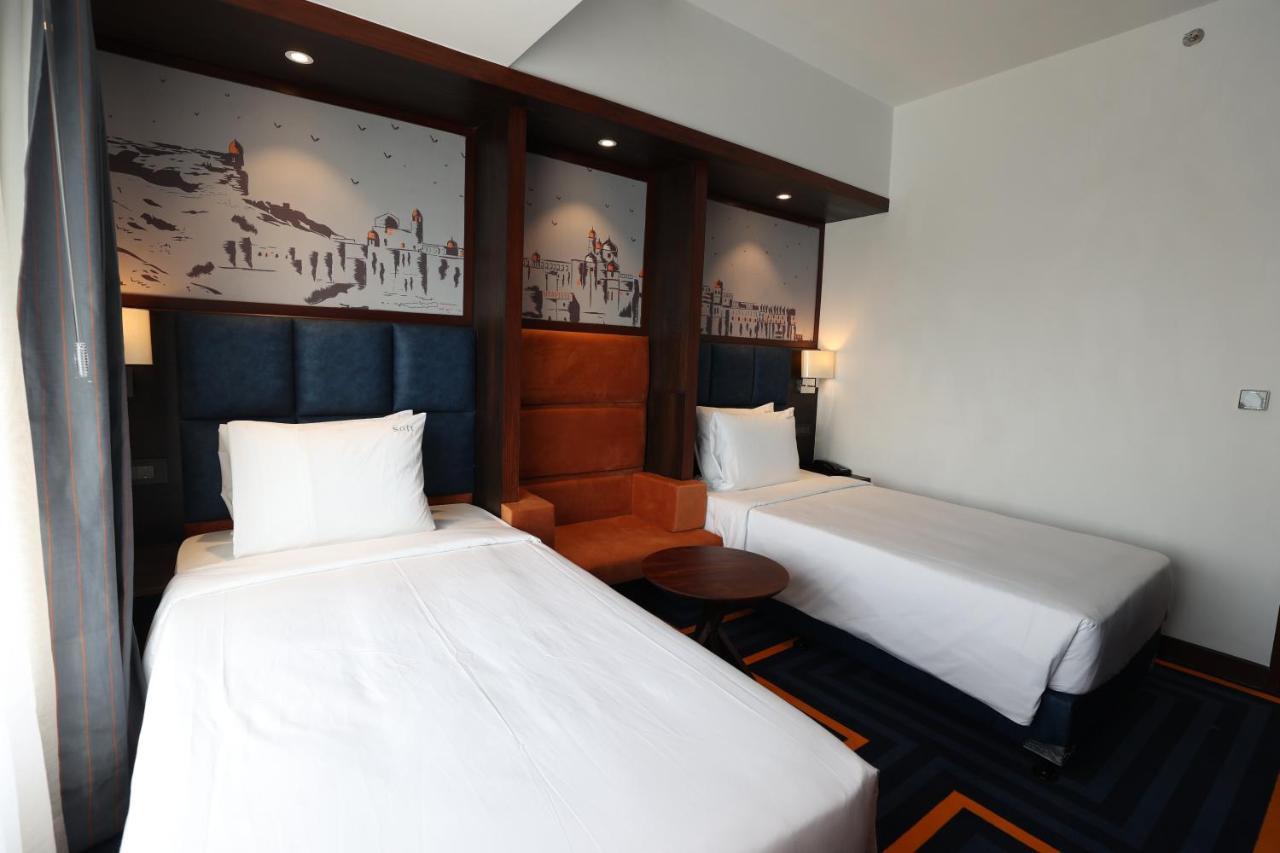High Floor Standard Twin Room: Buy 1 get 1 Happy Hours (11 am-11pm) at Express Cafe &Bar, Rs250 Meal Credit on purchase of F&Soft Bev. of Rs1000(T&C Apply), Complimentary Hi-Tea (4pm-6pm), 15% off on Cab Charges when prebooked atleast 1 day in advanc