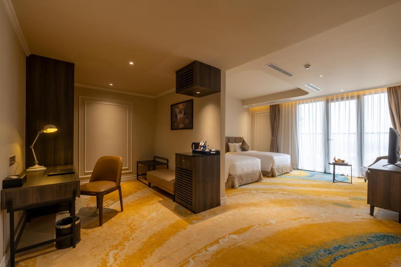 Premier Twin Room with Balcony + Free Shuttle Bus To City Center