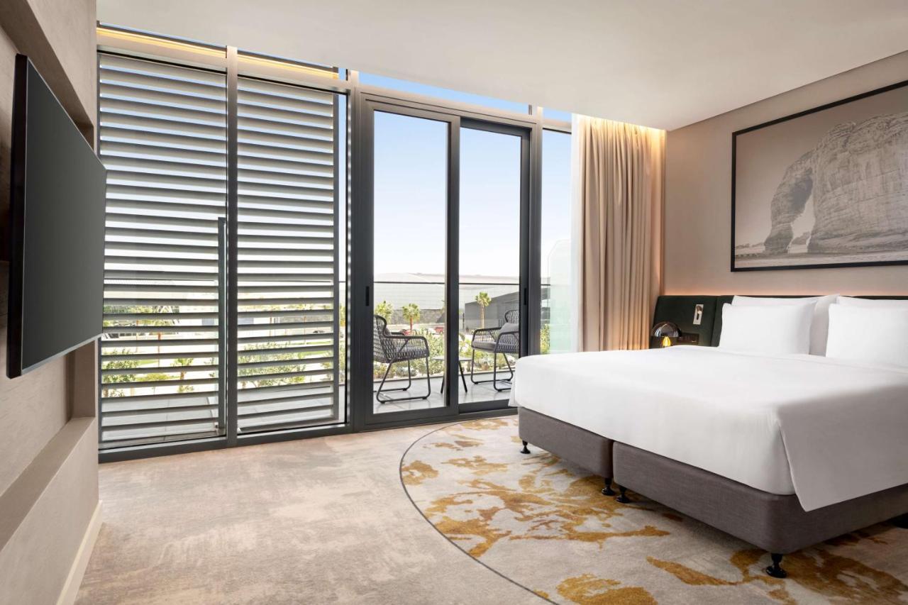 Deluxe Suite - Lounge Access