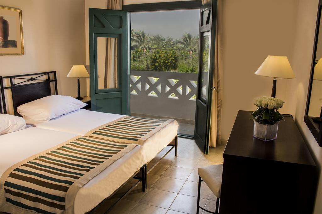 Standard, Queen or Twin Bed, Pool View