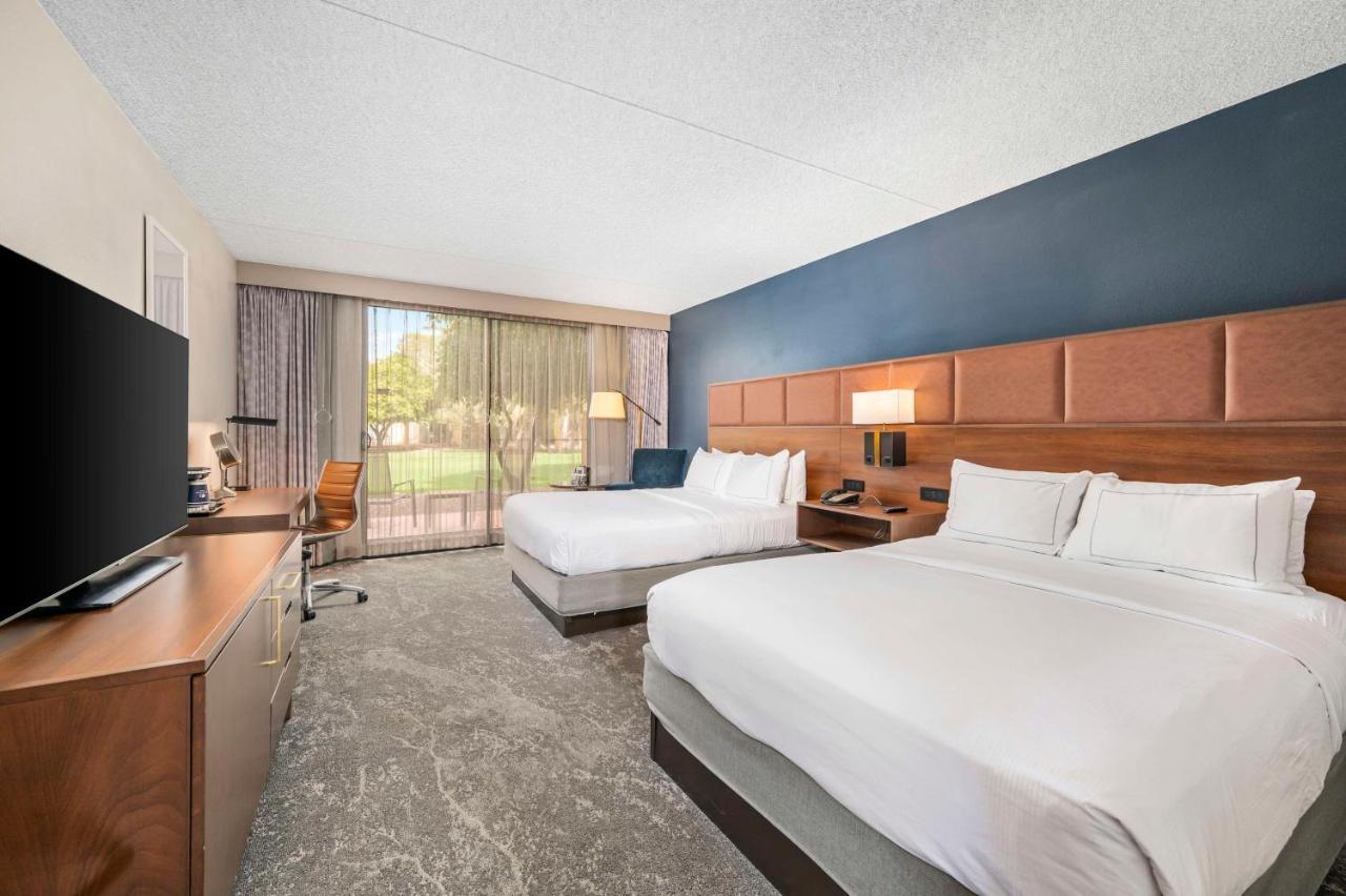 Queen Room with Two Queen Beds and Patio/Courtyard View